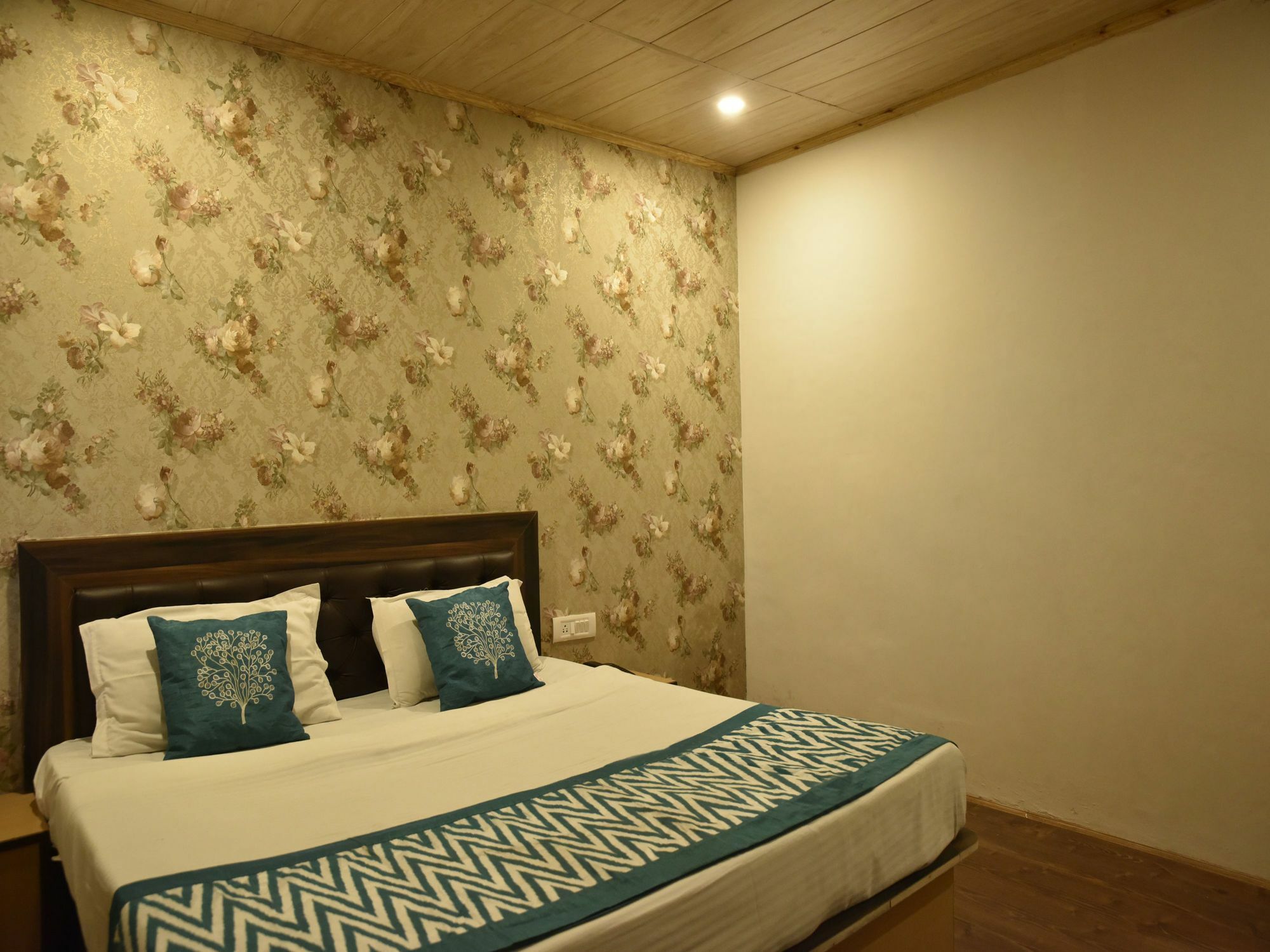 Oyo 8917 Hotel Crystal Palace Шимла Екстериор снимка
